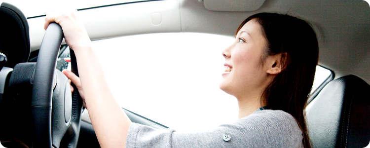 車のハンドルを握る女性