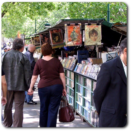 川沿いの古本屋